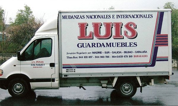 Mudanzas Luis vehículo con logotipo de la empresa