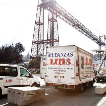 Mudanzas Luis camiones de la empresa estacionados